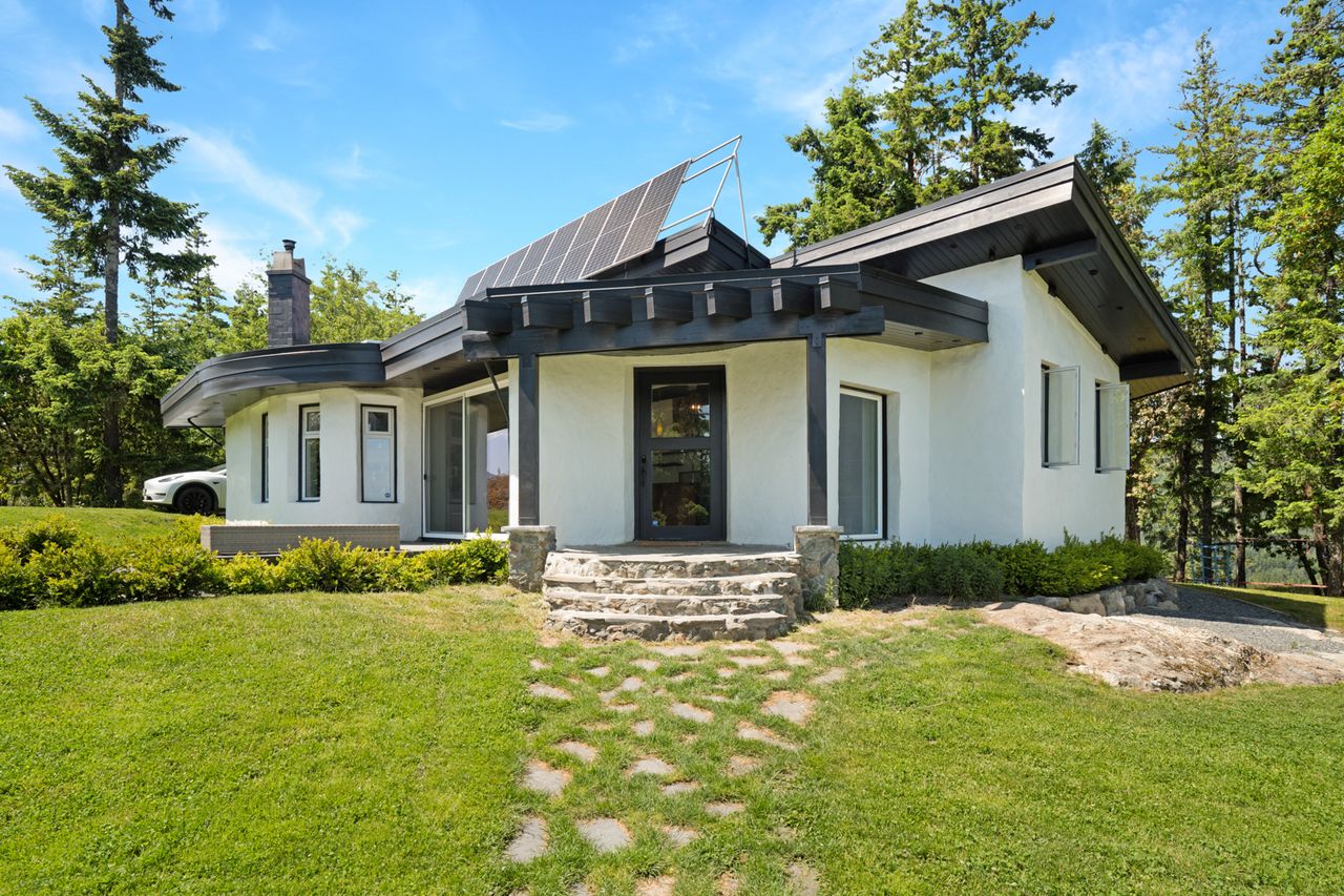 House elevation within mountaintop privacy setting